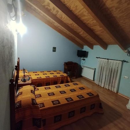 Hostal Los Quinones Fuentes Calientes Buitenkant foto