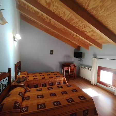Hostal Los Quinones Fuentes Calientes Buitenkant foto