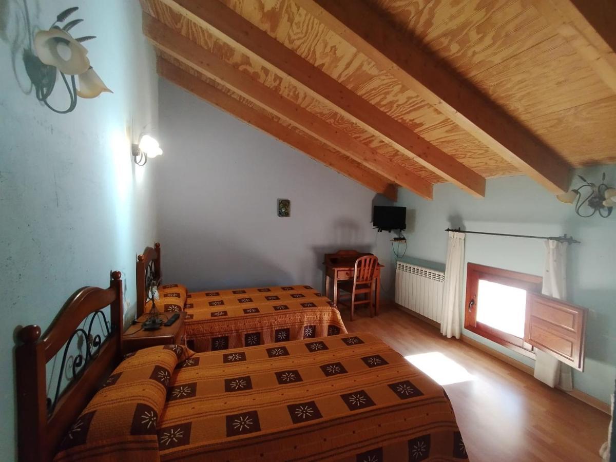 Hostal Los Quinones Fuentes Calientes Buitenkant foto