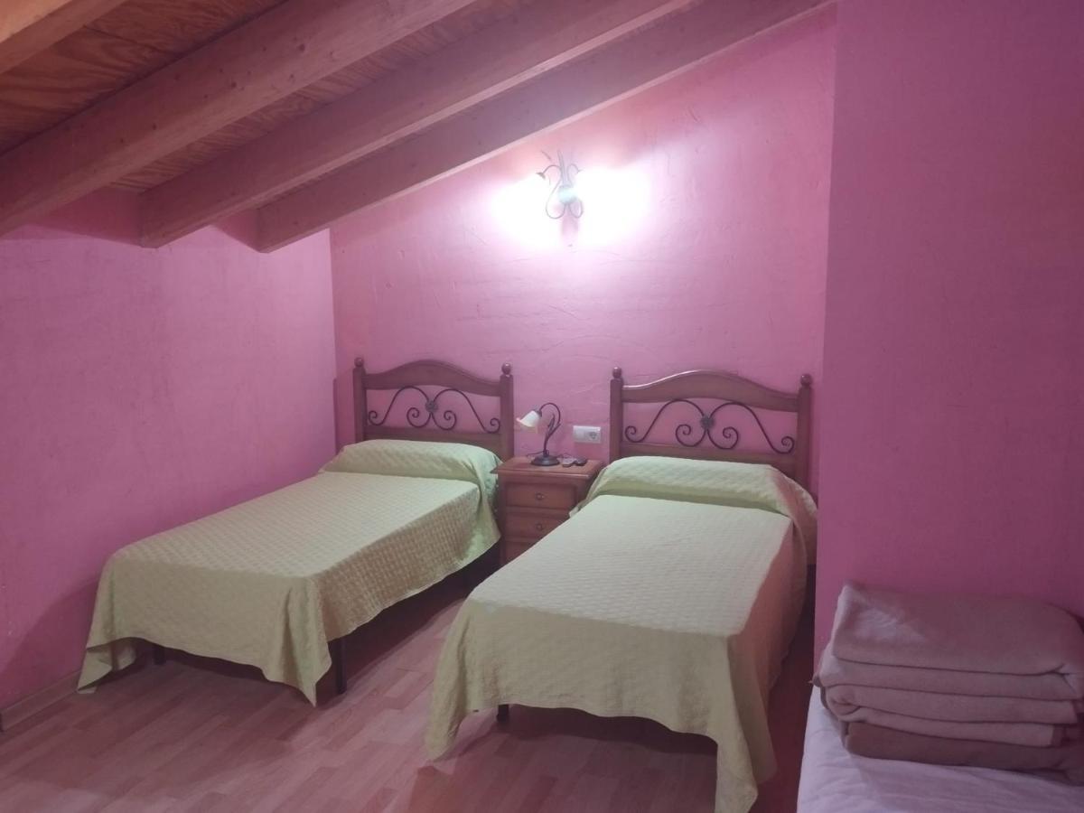 Hostal Los Quinones Fuentes Calientes Buitenkant foto
